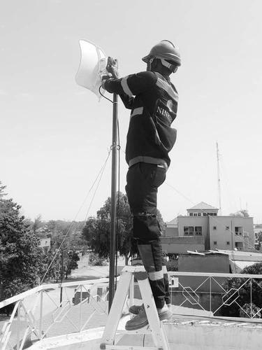 Techniciens sur une tour télécom